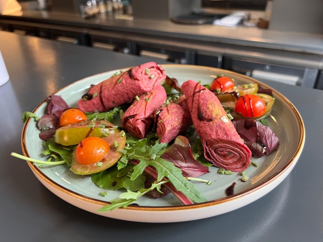 Teller mit einem angerichteten Salat