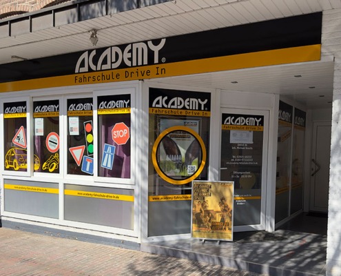 Außenansicht der Fahrschule Academy Drive In