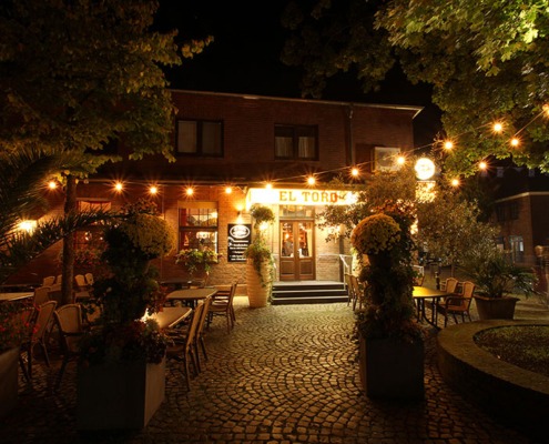 Außenansicht des Restaurants "El Toro" in Kranenburg in der Dunkelheit