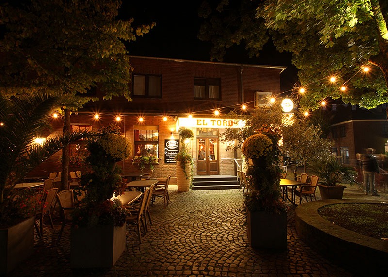 Außenansicht des Restaurants "El Toro" in Kranenburg in der Dunkelheit