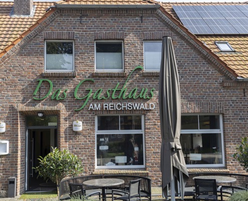 Außenansicht "Das Gasthaus am Reichswald" in Kranenburg-Frasselt mit Sitzgelegenheiten davor