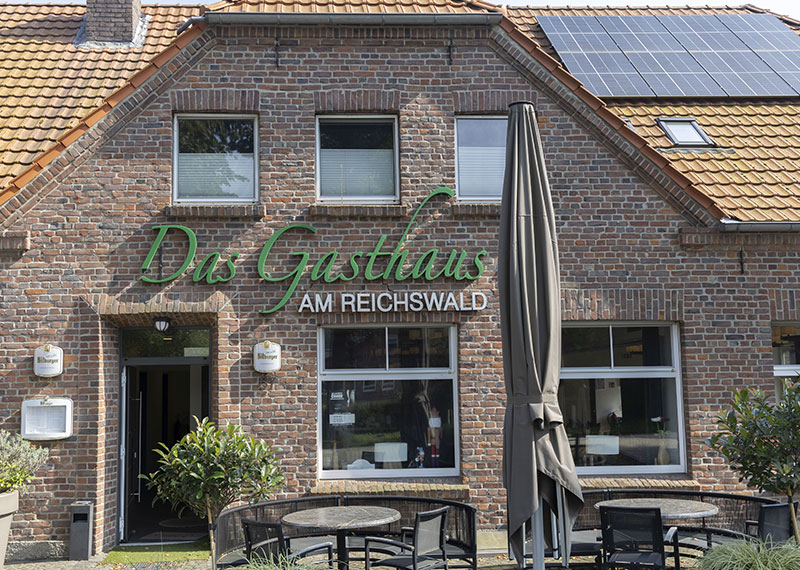 Außenansicht "Das Gasthaus am Reichswald" in Kranenburg-Frasselt mit Sitzgelegenheiten davor