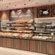 Moderne Theke der Bäckerei und Konditorei heicks & teutenberg liebe in backform mit großer Auslage an Backwaren und diversen Kuchen und Snacks
