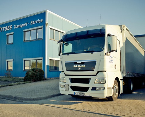 Außenansicht der Firma HTS Hüttges Transport-Service mit LKW