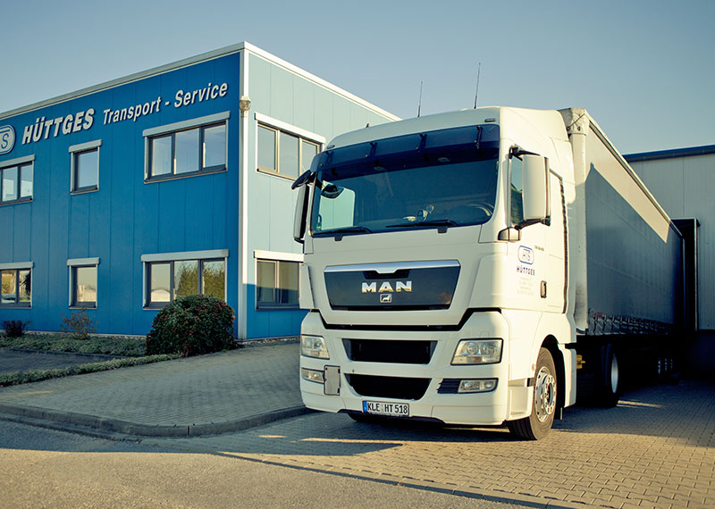 Außenansicht der Firma HTS Hüttges Transport-Service mit LKW