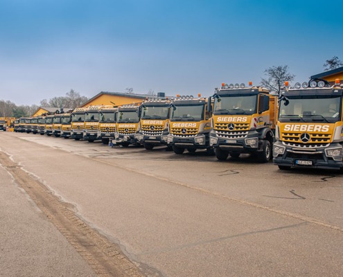 Fuhrpark der Firma Gebr. Siebers mit zahlreichen LKWs