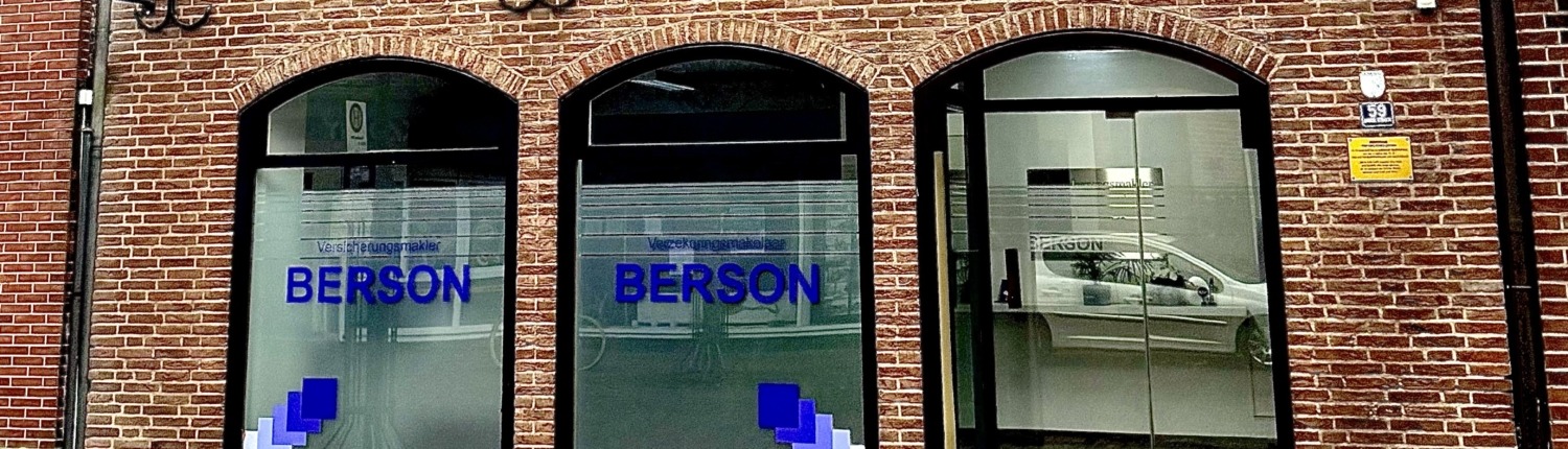 Straßenansicht der modernen Büroräume von Berson in Kranenburg, mit drei großen Fenstern in einer roten Backsteinfassade. Auf den Fenstern steht der Firmenname ‚BERSON‘ in blauer Schrift. In der Bildmitte ist der Text: ‚Kranenburger Unternehmen – Starke Partner in Kranenburg‘ eingeblendet.