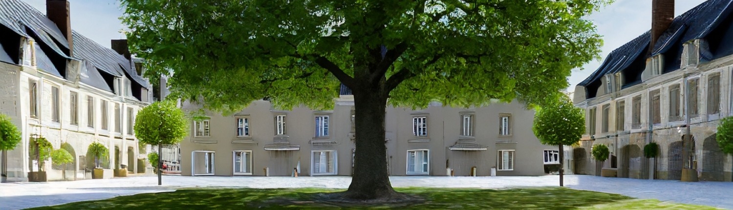 Großer, alter Laubbaum steht im Zentrum eines gepflegten Platzes, umgeben von symmetrisch angeordneten, eleganten Gebäuden mit heller Fassade. Der grüne Rasen und die kleinen Kugelbäume betonen die Gartenstadt-Atmosphäre. In der Bildmitte steht der Text: ‚Erlebnisort – Grüne Gartenstadt‘.