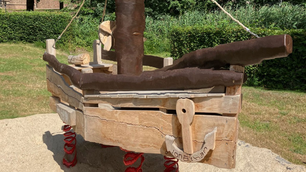 Ein Holzboot mit Anker als Spielelement auf einem Spielplatz in Kranenburg