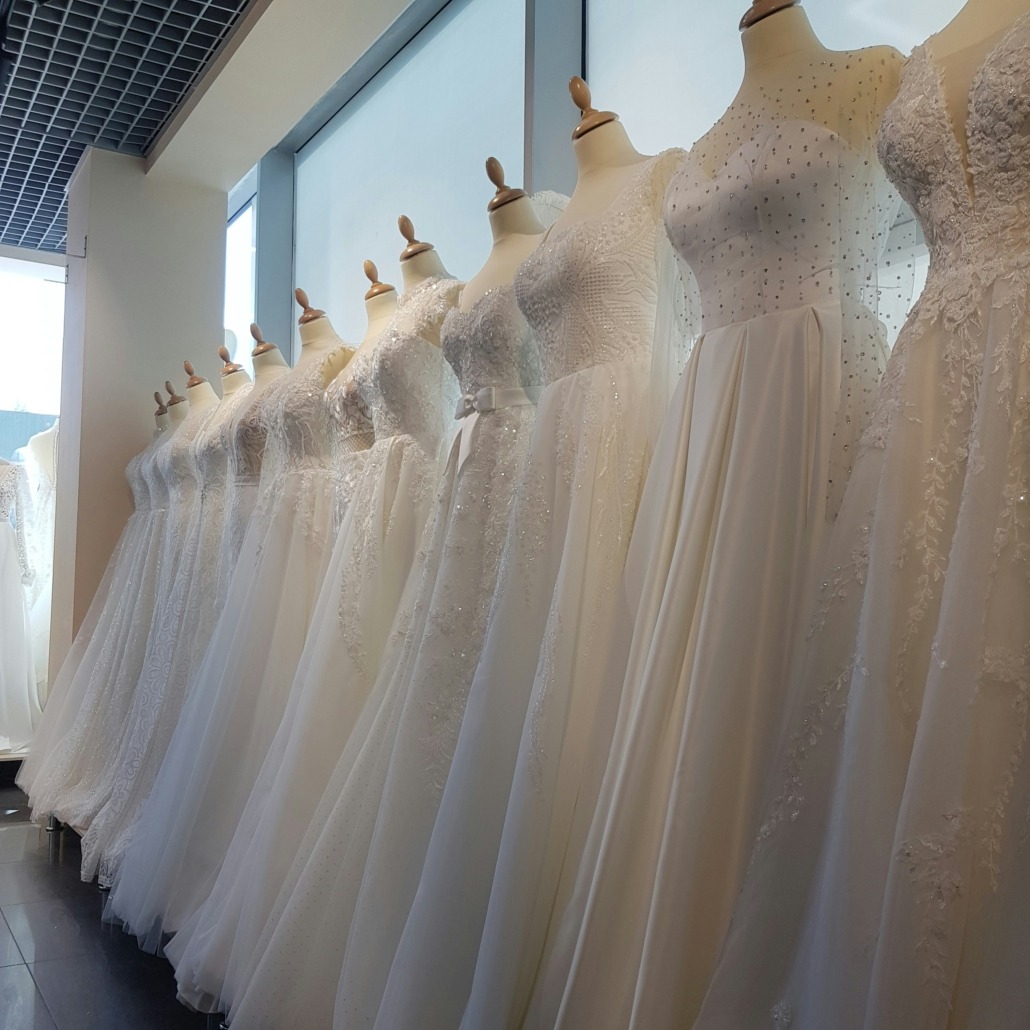 Verschiedene Hochzeitskleider von PrefectDress Braut- und Abendmode auf Schaufensterpuppen