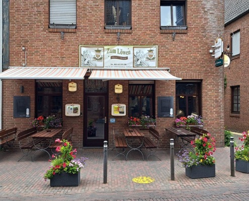 Außenansicht der Gaststätte "Zum Löwen" auf der Großen Straße mit Sitzmöglichkeiten