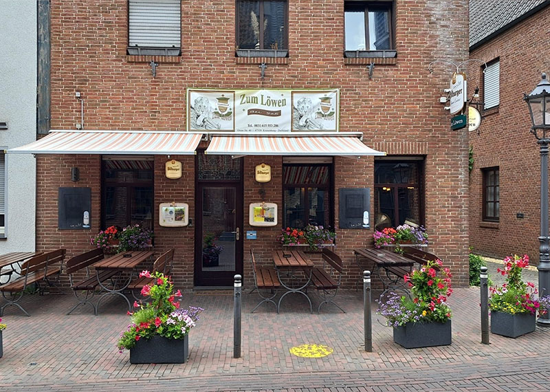 Außenansicht der Gaststätte "Zum Löwen" auf der Großen Straße mit Sitzmöglichkeiten