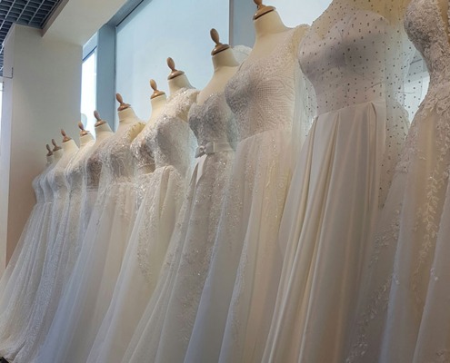 Verschiedene Hochzeitskleider von PrefectDress Braut- und Abendmode auf Schaufensterpuppen