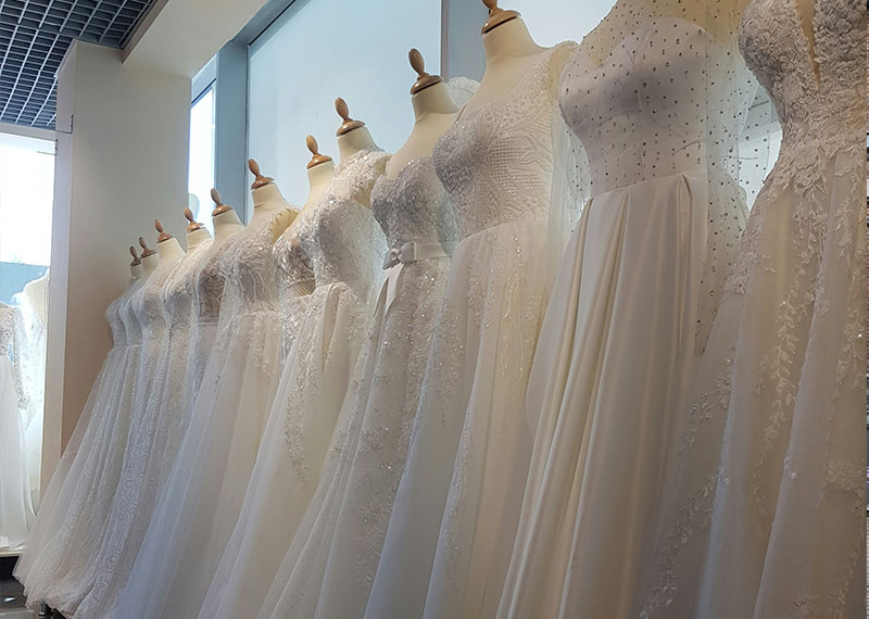 Verschiedene Hochzeitskleider von PrefectDress Braut- und Abendmode auf Schaufensterpuppen